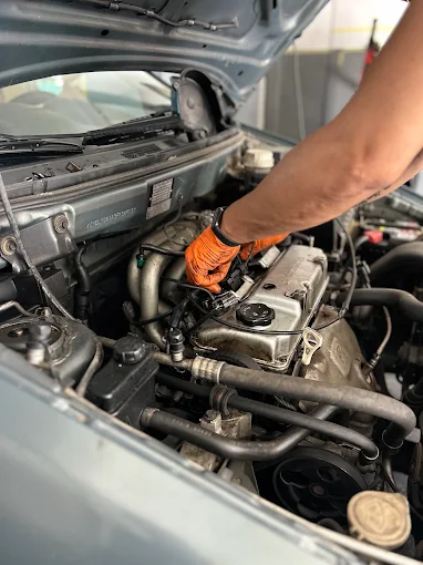 Mecânico a intervir no motor de uma viatura na oficina