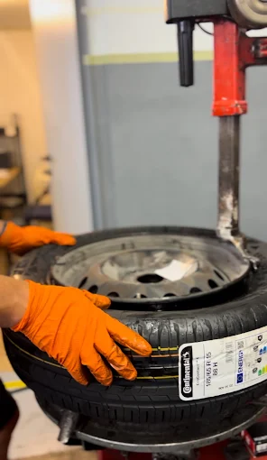 Técnico a montar um pneu Continental na máquina de pneus