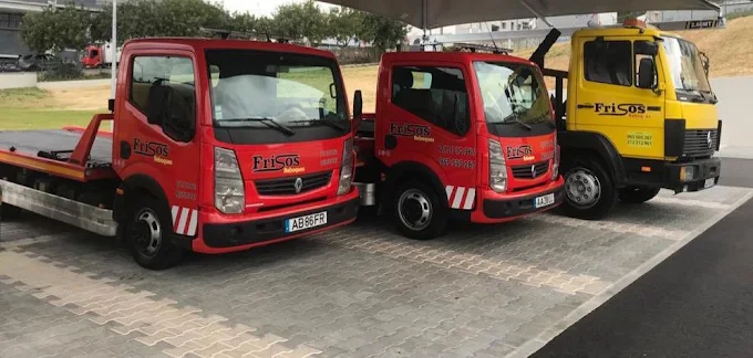 Frota de reboques Frisos estacionada na oficina